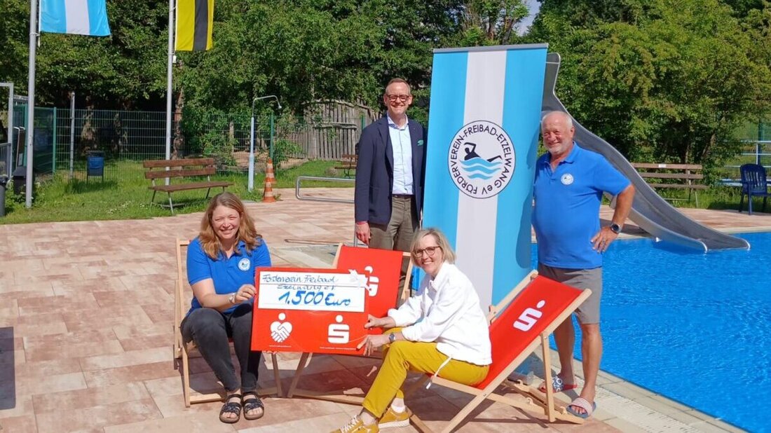Etzelwang. Bei Sonnenschein erhält das Freibad eine Spende der Sparkasse Amberg-Sulzbach: 1.500 € für die Sanierung der Duschanlagen. Die Hilfe stärkt das Bad und kommt Einheimischen wie Campinggästen zugute.