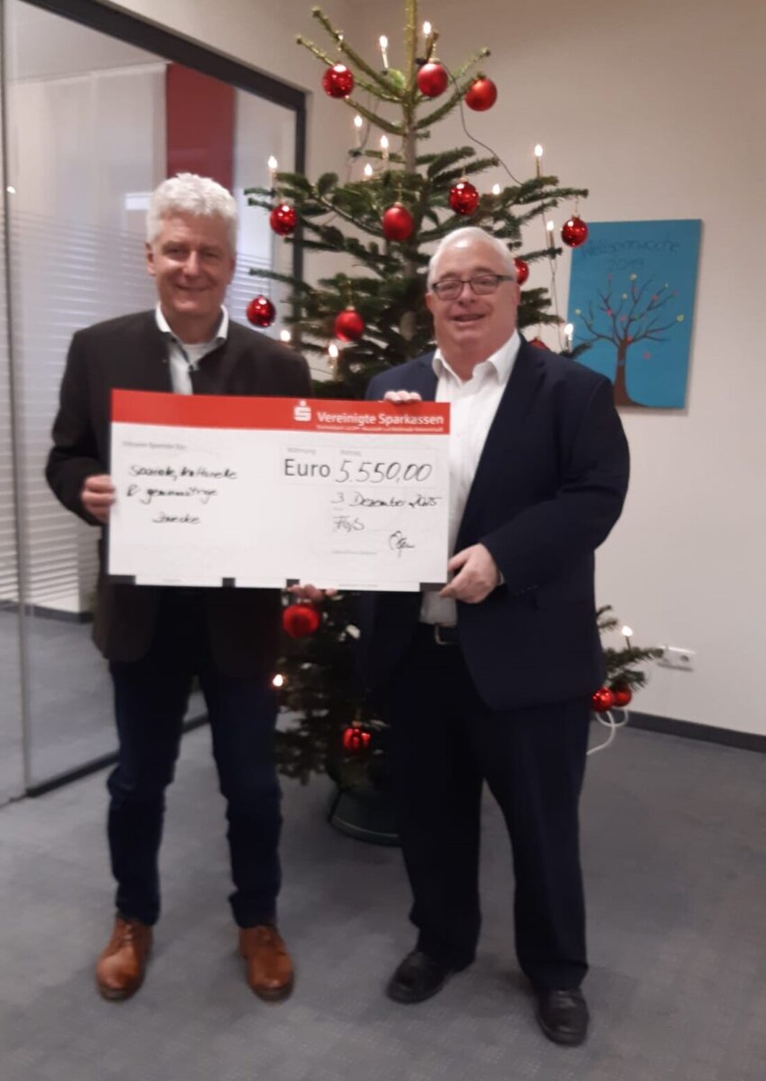 Floß. Die Sparkasse unterstützt in der Vorweihnachtszeit Vereine und Institutionen mit 5.550 Euro. Damit sollen soziale, kulturelle und gemeinnützige Projekte in Floß gestärkt und die Lebensqualität vor Ort verbessert werden.