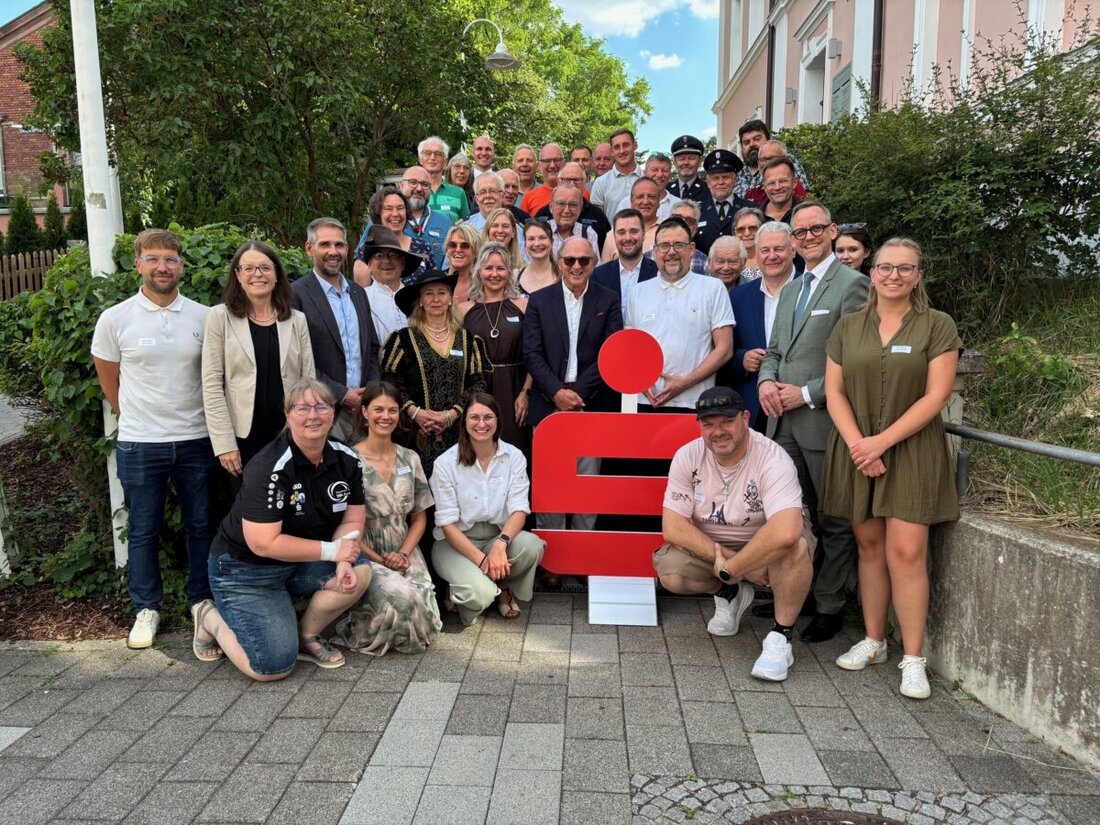 Sulzbach-Rosenberg. In der Schalterhalle der Sparkasse erhielten 32 Vereine und Organisationen insgesamt 34.650 € für ihre Projekte. Die Sparkasse würdigte damit das starke Ehrenamt in Jugend, Kultur, Sport und sozialer Hilfe.