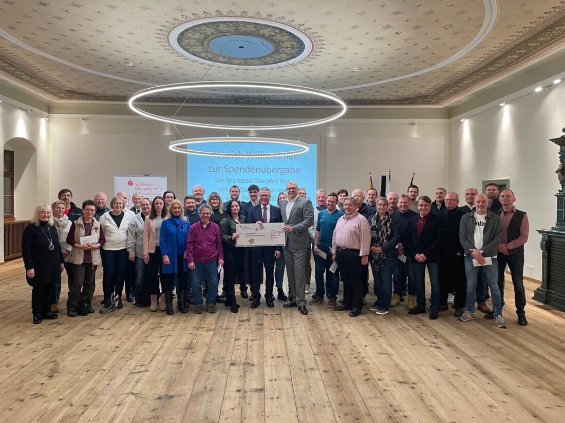 Tirschenreuth. Am 3. Dezember 2025 übergab die Sparkasse Oberpfalz Nord 10.000 Euro Weihnachtsspenden an 40 Vereine. Die Mittel aus PS-Sparen würdigen das Ehrenamt, dabei waren Bürgermeister Franz Stahl und die Bank.