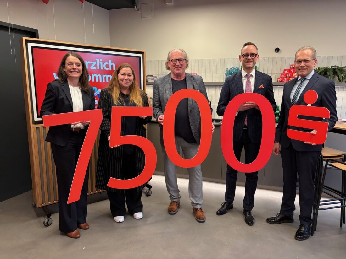 Amberg. Die Sparkasse übergab im Rahmen ihrer Weihnachtsspendenaktion 7.500 Euro an SEGA e.V. für pflegebedürftige Menschen und deren Familien. Gesammelt wurden insgesamt 15.000 Euro, wobei die andere Hälfte einem weiteren Projekt zugutekommt.