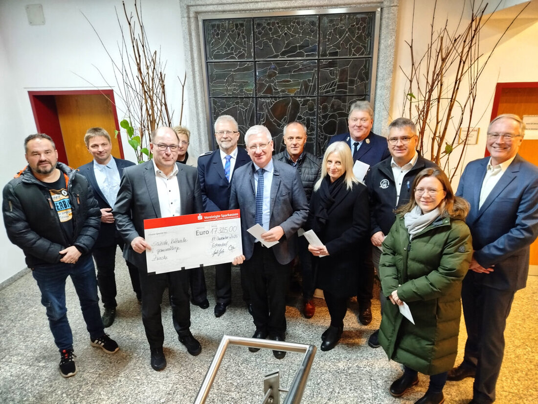 Erbendorf. Zwölf Vereine erhalten kurz vor Weihnachten eine Spende der Vereinigten Sparkassen in Höhe von 17.325 Euro. Bei einer Feier im Rathaus übergab Johann Zach den symbolischen Scheck an Bürgermeister Johannes Reger.