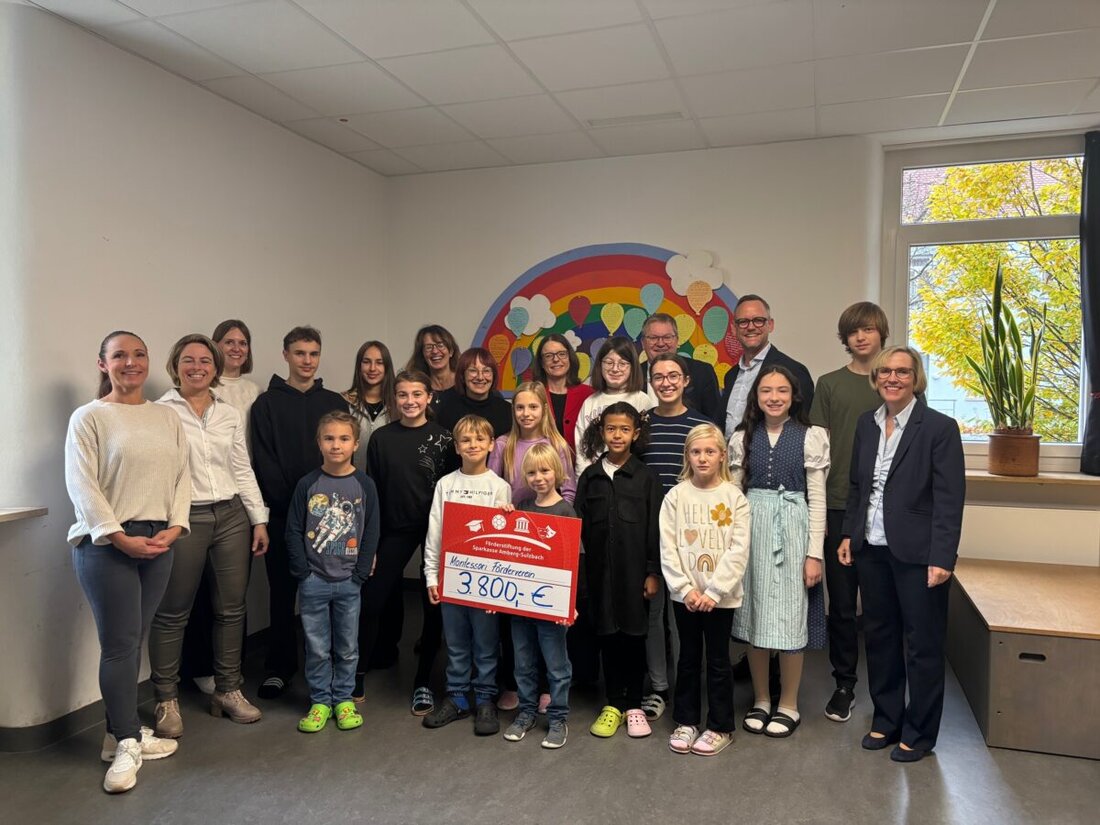 Amberg. Die Montessori-Schule Amberg erhält 3.800 Euro von der Förderstiftung der Sparkasse Amberg-Sulzbach. Damit wird ein Teil des Pausenhofs zum Bewegungs- und Außensportbereich, der Kindern ganzjährig Spiel und Sport bietet.