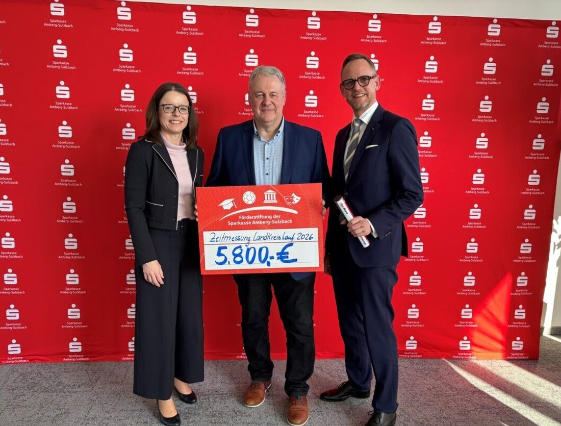 Amberg. Die Förderstiftung der Sparkasse Amberg-Sulzbach unterstützt den 40. Landkreislauf mit 5.800 Euro für digitale Zeitmessung. Die Hilfe stärkt faire Wettkämpfe und zeigt die enge Verbundenheit mit dem regionalen Sport.