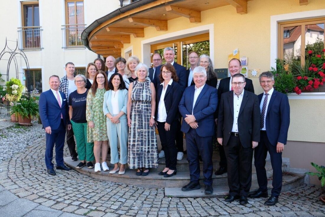 Neustadt. Mitarbeiterinnen und Mitarbeiter der Vereinigte Sparkassen wurden für ihre jahrzehntelange Treue und Einsatz im Rahmen einer Feier geehrt und in den Ruhestand verabschiedet.