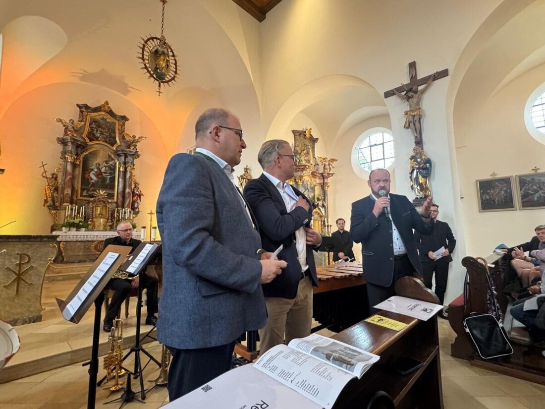 Wurz. Die Vereinigten Sparkassen spendeten 1.000 Euro an den Freundeskreis Wurzer Sommerkonzerte e.V. beim Eröffnungskonzert 2025, um die Konzertreihe weiter zu fördern.