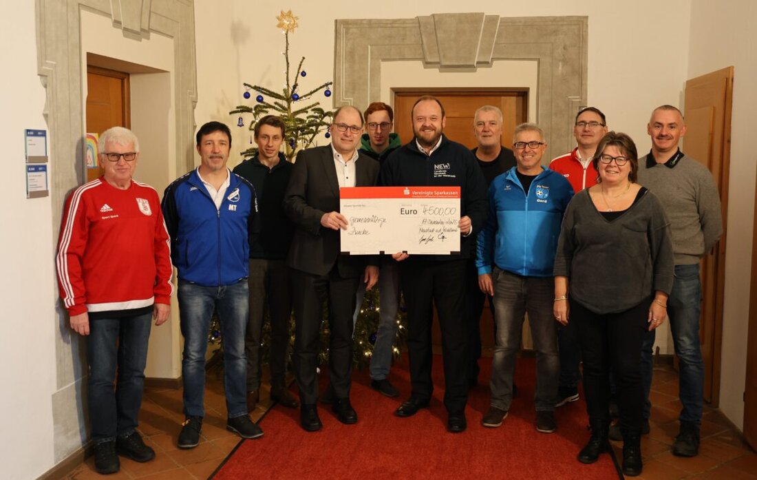 Neustadt/WN. Die Vereinigten Sparkassen unterstützen neun Sportvereine im Landkreis mit 4.500 Euro; Übergabe in der Schlosskapelle des Landratsamts. Der Landrat würdigt das Ehrenamt und sagt Unterstützung zu.