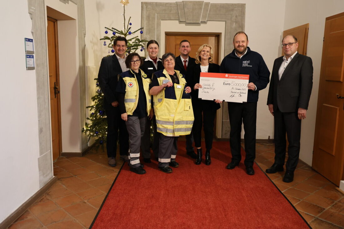 Neustadt/WN. Die Vereinigten Sparkassen spenden zur Vorweihnachtszeit 5.000 Euro an zwei Hilfsangebote: Donum Vitae Weiden und das Kriseninterventionsteam des BRK in Weiden und Neustadt/WN. Die Übergabe fand im Landratsamt statt.