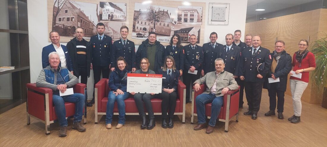Neustadt. Die Vereinigte Sparkasse spendete insgesamt 7.900 Euro an verschiedene Ehrenamtsvereine in Vohenstrauß, wobei die Freiwillige Feuerwehr besonders hervorgehoben wurde.