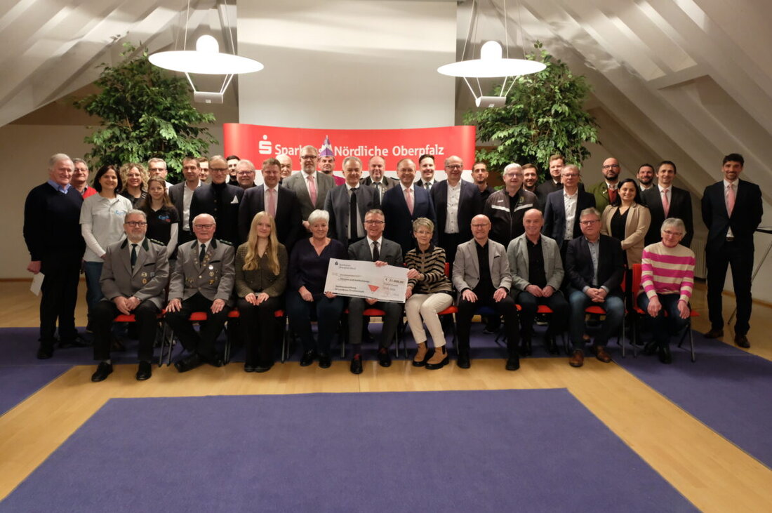 Tirschenreuth. Die Sparkassenstiftung vergibt 21.000 Euro an 22 Projekte im Landkreis und überreicht die Spenden am 20. Januar 2026 um 17 Uhr im Regionalcenter. Landrat Roland Grillmeier und Hans-Jörg Schön nehmen die Übergabe vor.