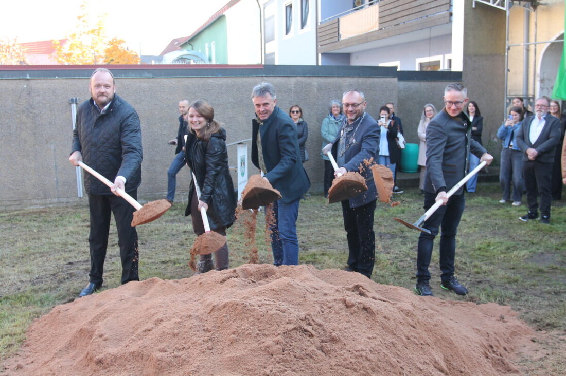 Waidhaus. Mit dem Spatenstich starten an der Hauptstraße 17 Projekte, wobei eine barrierefreie Gemeindebücherei, zwei Wohnungen und eine Tagespflege mit Förderung entstehen.