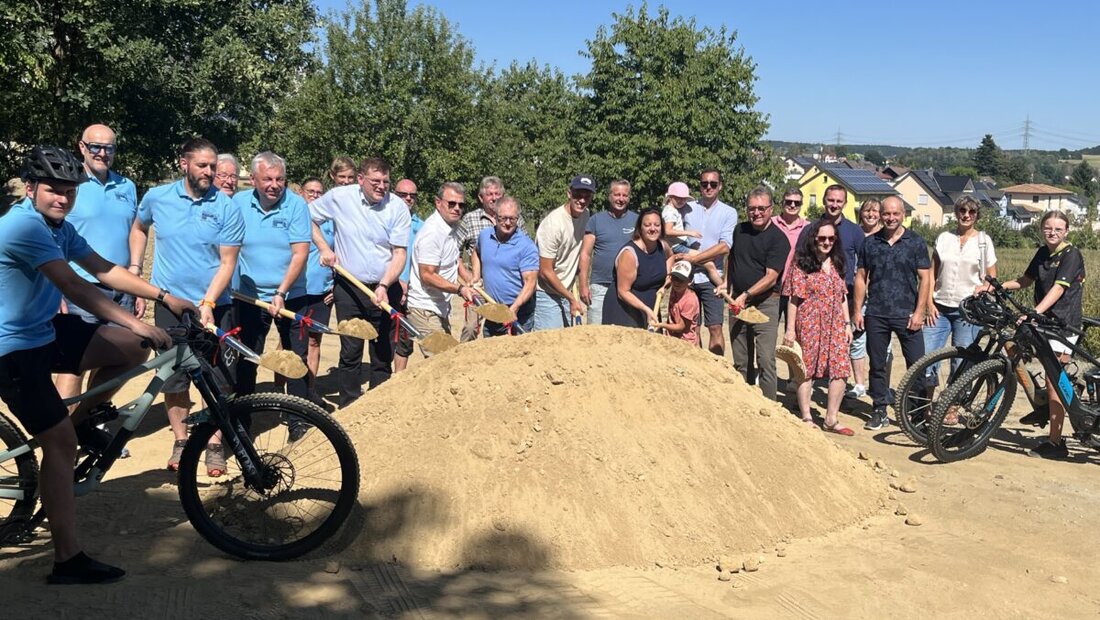 Windischeschenbach. Mit dem Spatenstich startet der Bau des Pumptracks, der 2021 aus einer Anregung der Mittelschule hervorging. Finanziert wird es mit 110.000 Euro LEADER, 10.000 Euro Concordia und 4.000 Euro Crowdfunding.