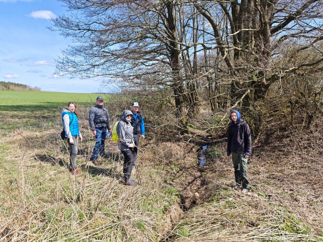 Kirchenthumbach. Die Ortsgruppe Bund Naturschutz ist am Ostermontag am Thumbach von der Quelle bis Metzenhof gewandert. Sie fand schöne Abschnitte, aber auch Müll und Bauschutt – und keinen einzigen Fisch; gefordert sind Prüfungen des WWA Weiden.