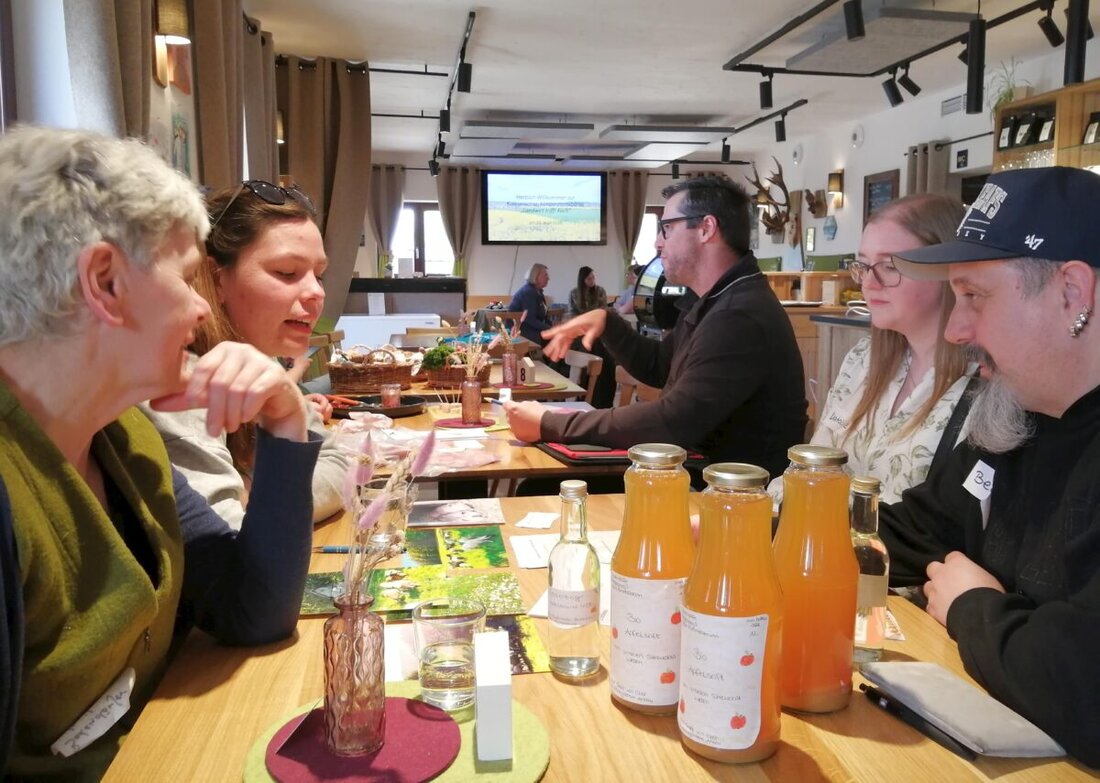 Hahnbach. Sieben Direktvermarkter und fünf Küchenvertreter trafen sich zum Speed-Dating 'Landwirt trifft Koch'. Ziel war es, Kooperationen zwischen Landwirtschaft, Gemeinschaftsverpflegung und Gastronomie auszuloten.