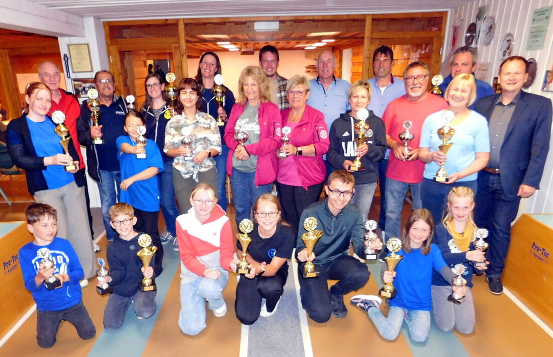 Speichersdorf. Zum 17. Mal fand das beliebte Bürgerkegeln in Speichersdorf statt, mit 42 Mannschaften und 106 Einzelstartern aus allen Altersklassen. Es wurden in einer Woche beeindruckende Ergebnisse in Einzel- und Mannschaftswettbewerben erzielt, wobei 20 Pokale vergeben wurden.