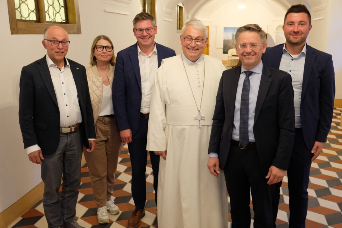 Speinshart. In der Jahreshauptversammlung des Vereins für das Kloster Speinshart wurde die Entwicklung zum internationalen Hightech-und KI-Zentrum thematisiert. Bemühungen, Speinshart als Marke zu stärken und eine Symbiose aus Kultur, Glauben und Wissenschaft zu schaffen, wurden betont.