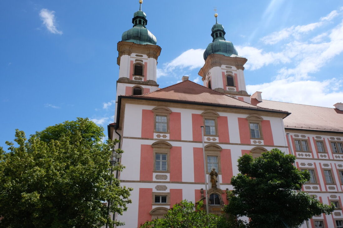 Speinshart. Die Gemeinde finanziert mit, um ein Wissenschaftszentrum für Künstliche Intelligenz aufzubauen, wofür Städtebaufördermittel und ein lokales Sondermodell zum Einsatz kommen. Die Gesamtkosten betragen etwa 12,5 Millionen Euro, wobei Speinshart hofft, 500.000 Euro als erste Förderrate zu erhalten.