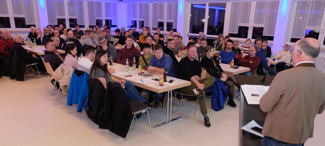 Speinshart. In der Bürger­versam­mlung betonte der Vorsitzende des Wasserzweckverbands, dass die Trink­wasser­qualität sehr gut sei, appellierte aber an das Wasser­sparen. Zukünftig sollen Maßnahmen zur Verbesserung der Wasser­versorgung umgesetzt werden, was zu höheren Gebühren führen wird.