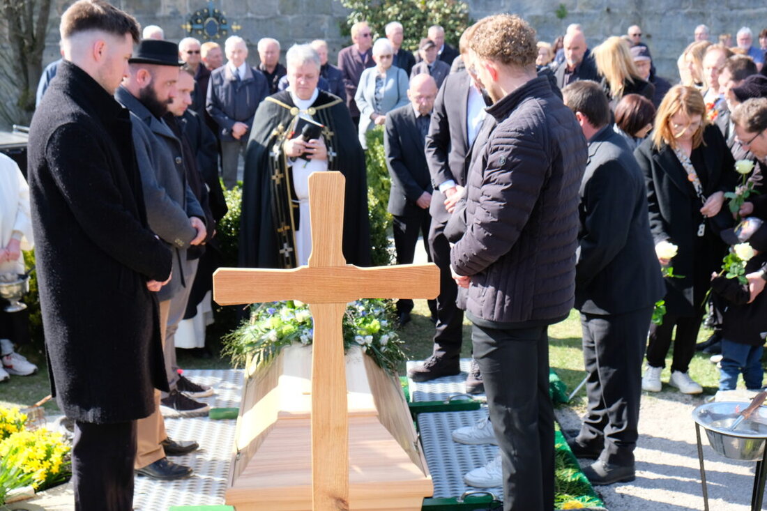 Speinshart. Mit Altbürgermeister Josef Scherl trägt die Klostergemeinde einen großen Speinsharter zu Grabe.