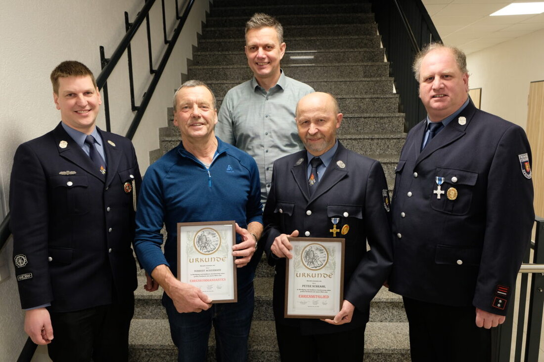 Speinshart. Die Freiwillige Feuerwehr blickt auf ein erfolgreiches Jahr mit der Feiertaufe eines neuen Mehrzweckfahrzeuges zurück. Norbert Ackermann und Peter Schraml wurden zu Ehrenmitgliedern ernannt.