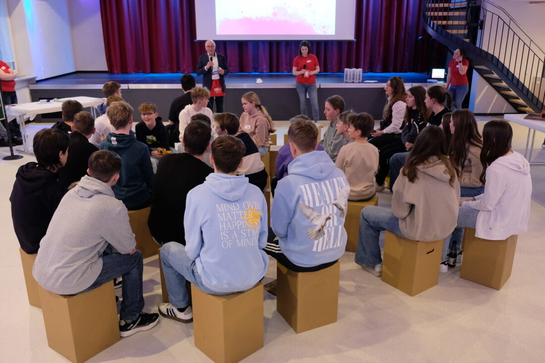 Speinshart. 26 Jugendliche übernahmen im Rahmen des NEW Real Talk für einige Stunden symbolisch die "Regierungsgeschäfte" und brachten Vorschläge für die Zukunftsgestaltung ein. Das Event förderte den Dialog zwischen jungen Einwohnern und der Gemeinde, um lokale Verbesserungen anzustoßen.