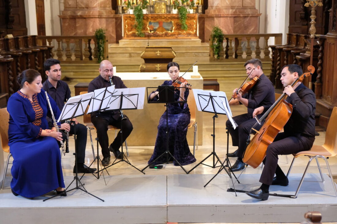 Speinshart. Das Festival junger Künstler Bayreuth startete mit emotionalen Konzerten, darunter Auftritte des Kammerorchesters Turkmenistan. Musikalisch reichte das Programm von Mozart bis Piazzolla, gefeiert beim 75-jährigen Jubiläum.