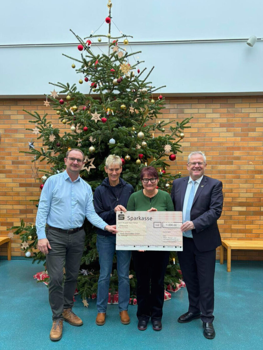 Schwandorf. Kurz vor Weihnachten spendet die SWFS 1.000 Euro an die Naab-Werkstätten. Die Einrichtung fördert Inklusion an Standorten Schwandorf und Oberviechtach und beschäftigt 600 Menschen.