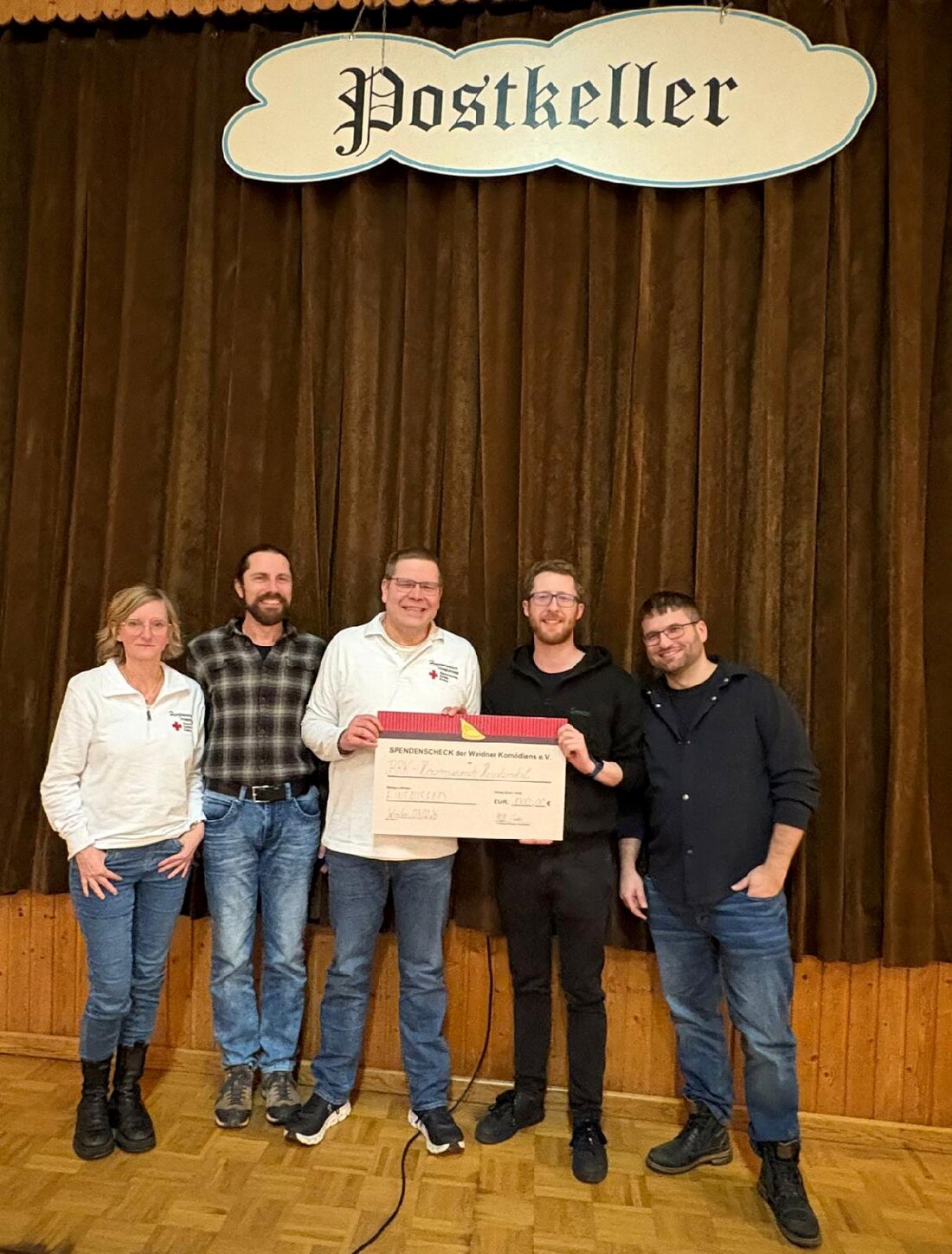 Weiden. Die Weidener Komödiens spenden 1.000 Euro an das BRK-Herzenswunsch-Hospizmobil. Das Geld stammt aus dem Stück "Die Zuckerpuppe" und erfüllt letzte Wünsche schwerkranker Menschen in Niederbayern und der Oberpfalz.