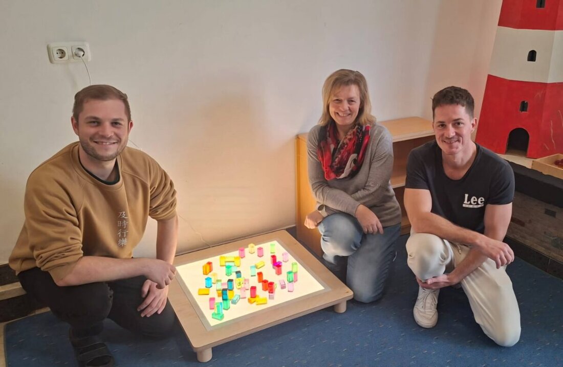 Plößberg. Der Johanniter-Kindergarten Regenbogen freut sich über einen Leuchttisch im Wert von 500 Euro, gespendet von Daniel Schiller. Das Gerät fördert spielerisch das Erkunden von Farben, Formen und Licht.