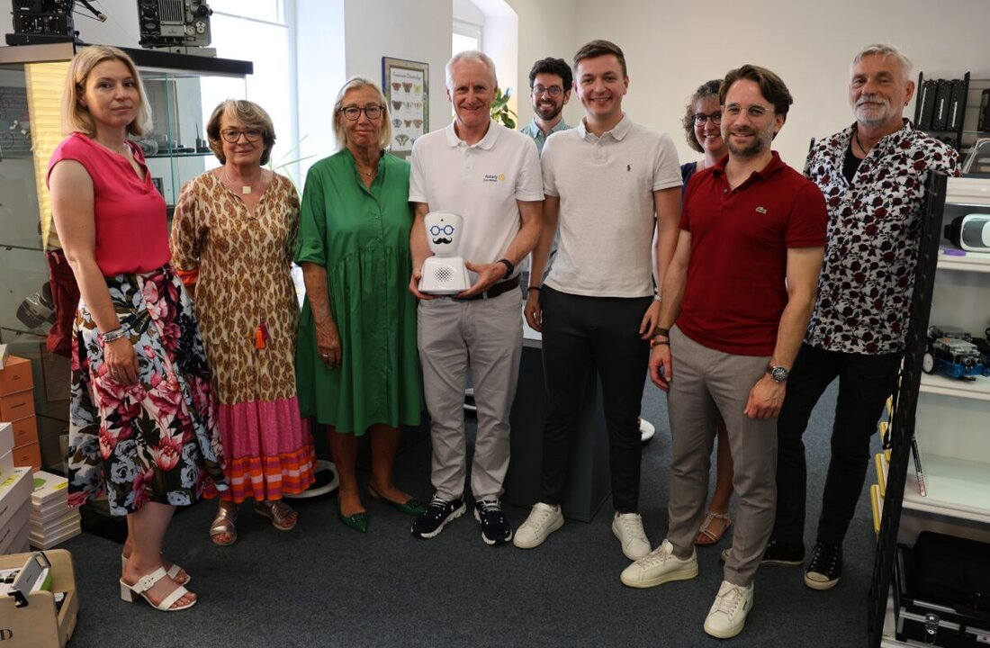 Weiden. Drei Weidener Service-Clubs spenden dem Medienzentrum Weiden-Neustadt/WN einen AV1-Telepräsenzroboter. Er ermöglicht erkrankten Schülerinnen und Schülern per Tablet die Teilhabe am Unterricht und am Klassenleben.