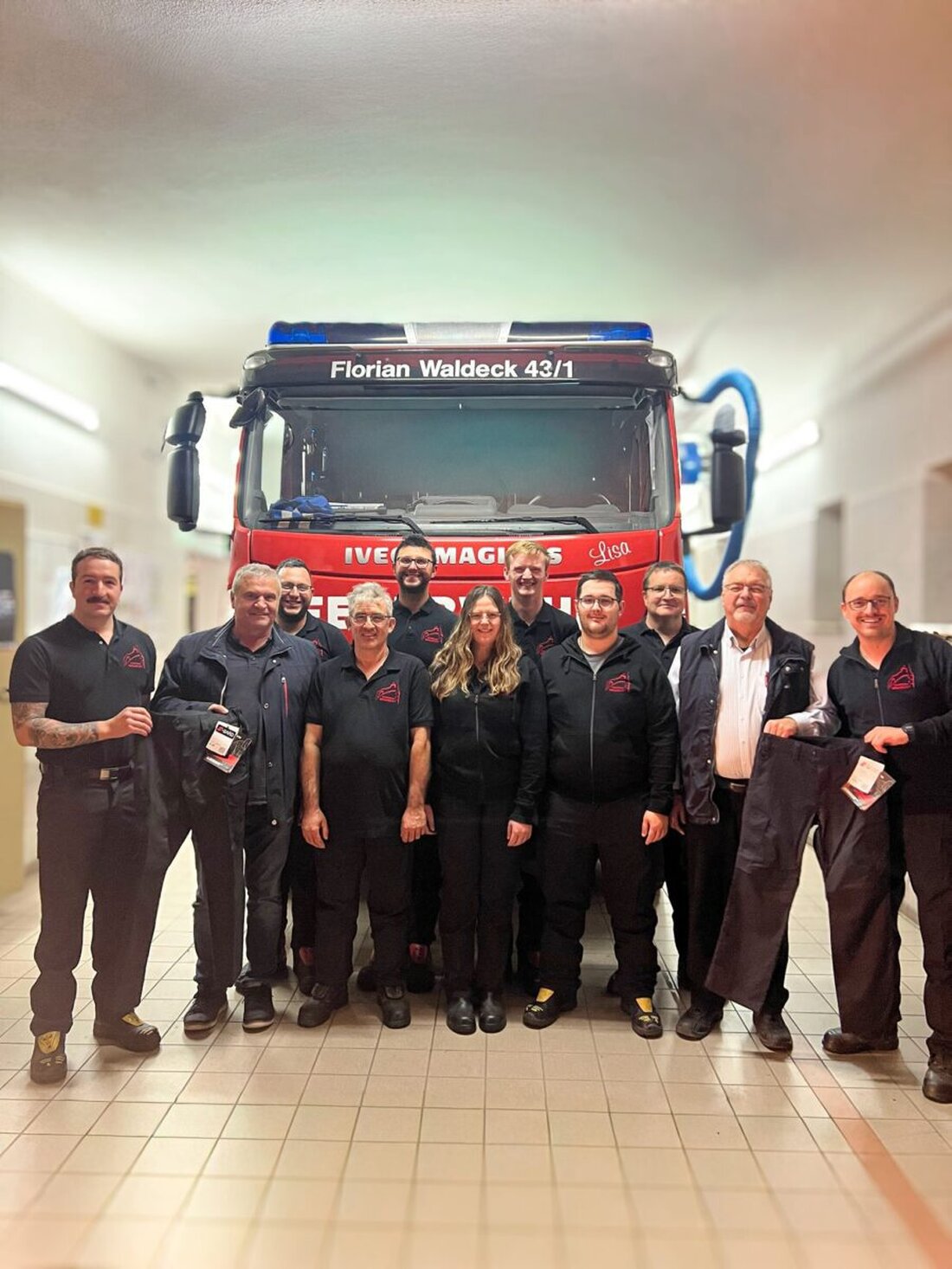 Waldeck. Die Feuerwehr erhält neue Tagdiensthosen dank Spenden von Heindl Kamin und Max Pinzer. Die moderne Kleidung erhöht Schutz und Komfort und sorgt für ein einheitliches Auftreten.