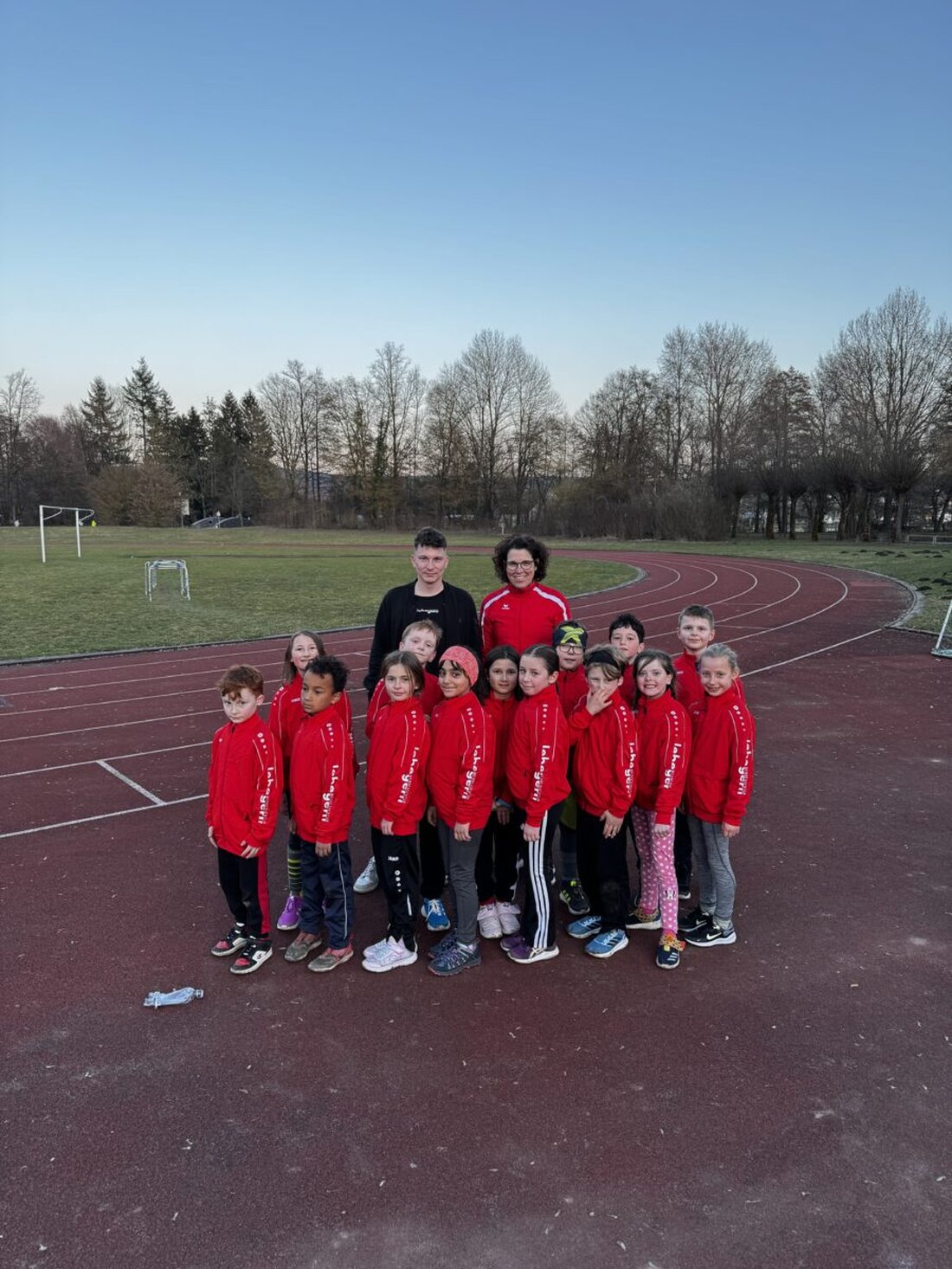 Weiden. Neue Trainingsjacken für die Leichtathletik-Jugend der DJK dank einer Spende von 350 Euro durch Thomas Lebegern von der Werbeagentur Lebegern. Einheitliche Auftritte stärken Teamgeist bei künftigen Wettkämpfen.