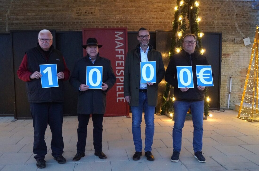 Auerbach. Die Raiffeisenbank Auerbach-Freihung eG unterstützt den Förderverein Maffeispiele mit 1.000 Euro im Weihnachtsdorf der Maffeischächte. Der Grubenzauber steigt am 6. Dezember ab 14 Uhr im Alten Bergwerk Nitzlbuch.