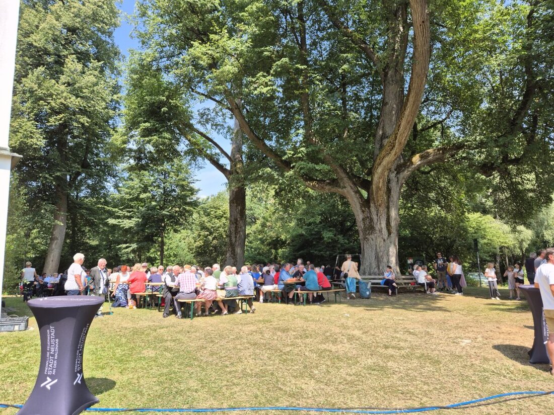 Neustadt/WN. Strahlendes Sommerwetter lockte viele Besucher zum Mutter-Anna-Fest am Mühlberg, wo die Feuerwehr mit Frühschoppen, Bratwürsten und Kuchen bewirtete. Aus dem Erlös spendete sie 250 Euro für die Mutter-Anna-Kirche.