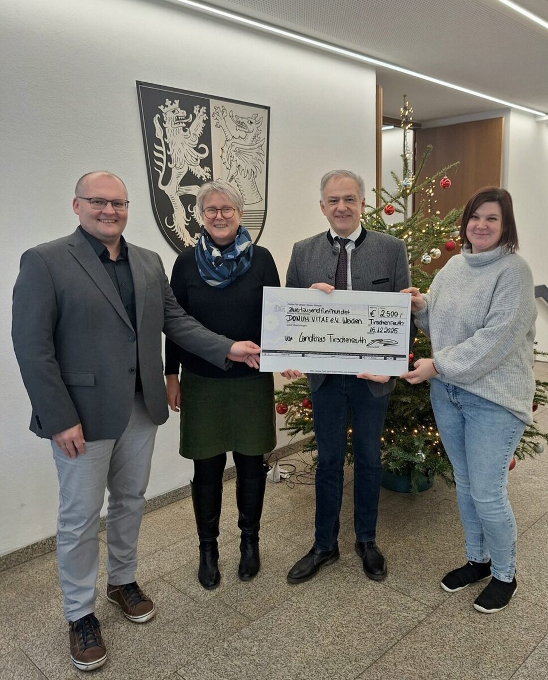 Tirschenreuth. Am 15. Dezember 2025 übergab Landrat Roland Grillmeier im Landratsamt 2.500 Euro an DONUM VITAE. Die Spende würdigt die Beratung rund um Schwangerschaft und stärkt Hilfe für Frauen, Männer und Familien.