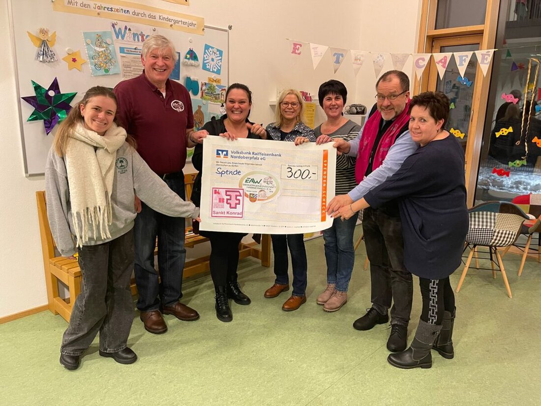 Weiden. Bei einer Adventsfeier im Pfarrgarten St. Markus sammelten die Hammerwegsiedler und die KAB St. Konrad 300 Euro. Das Geld geht an den Kindergarten St. Konrad und hilft bei der Anschaffung eines Kinder-Drehkreisels.