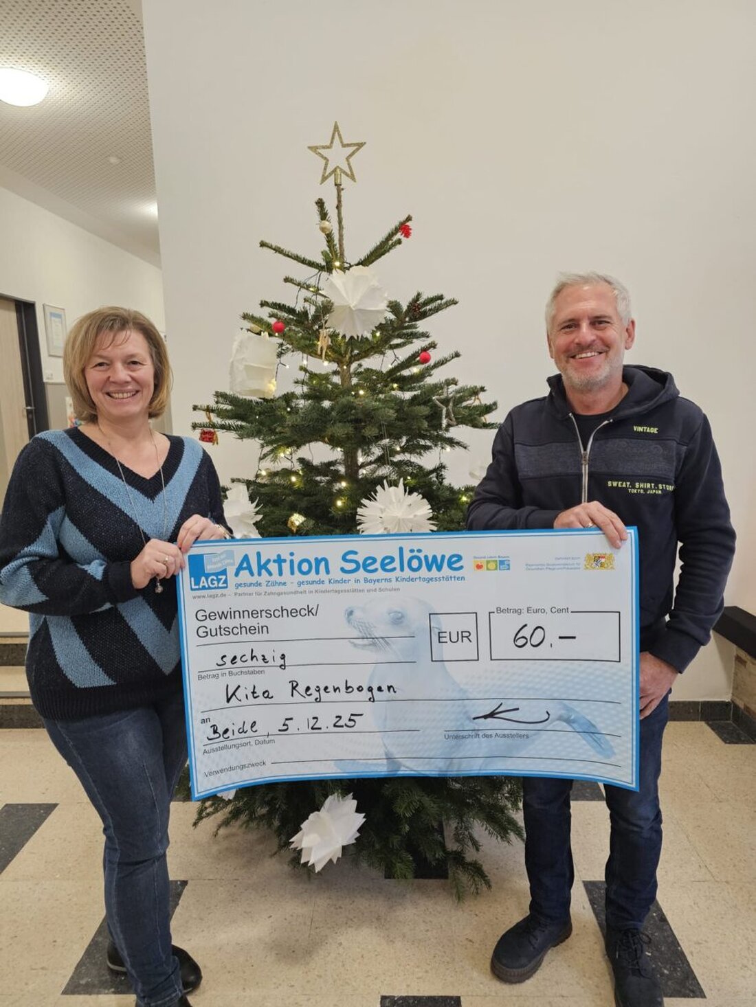 Plößberg. Der Johanniter-Kindergarten „Regenbogen“ hat bei der Aktion Seelöwe erneut überzeugt und eine Spende von 60 Euro erhalten. Zahnarzt Dr. Frank Kiener erklärt den Kindern jährlich spielerisch das richtige Zähneputzen.