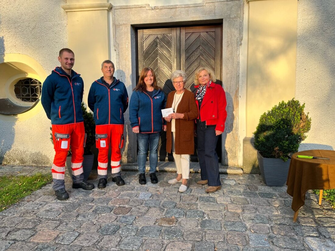 Weiden. Vor der 50. Atempause für die Seele in der Moritzkirche überreichten Rita Bayer und Gerti Münch 200 Euro an die Helfer vor Ort Haidenaabtal. Das ehrenamtliche BRK-Team unterstützt Mantel und Weiherhammer im Notfall.