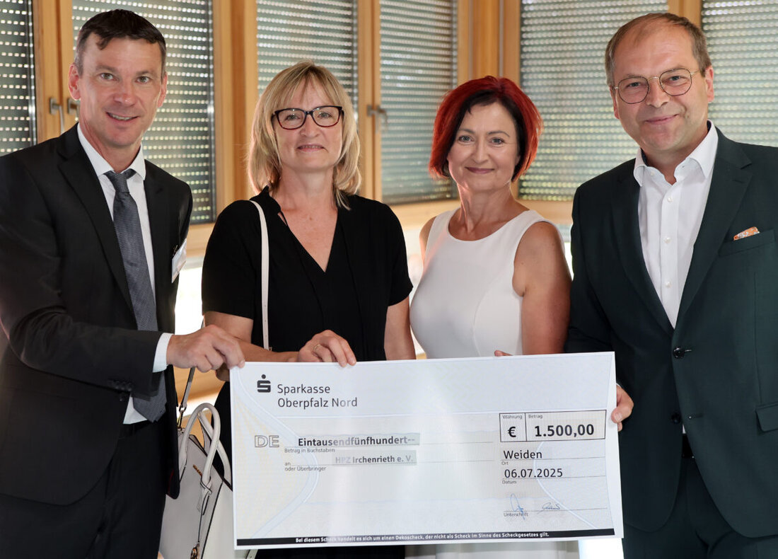 Irchenrieth. Zum 60-jährigen Jubiläum spenden Sparkasse Oberpfalz Nord und Landrat Andreas Meier insgesamt 1.750 Euro an das HPZ Irchenrieth, Eis-Gutscheine für Bewohner inklusive.