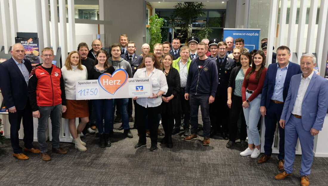 Eschenbach. Die Volksbank Raiffeisenbank Nordoberpfalz spendete insgesamt 11.750 Euro an 23 Vereine und Organisationen im Bereich Eschenbach-Pressath. Die Spenden sollen beim Crowdfunding-Projekt der Bank helfen und vielfältige Vereinsaktivitäten unterstützen.