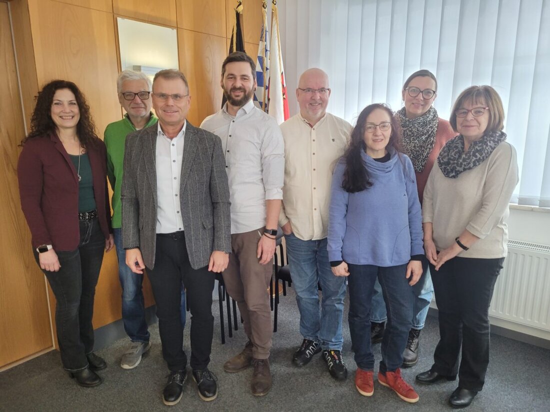 Windischeschenbach. Seit 20 Jahren gehört das „Eschawecka“ Weihnachtsstandl zur Adventstradition: Bratwürste, Glühwein und ein Erlös für soziale Zwecke. Heuer erhielten das Haus St. Elisabeth und St. Benedikt je 1.000 Euro.