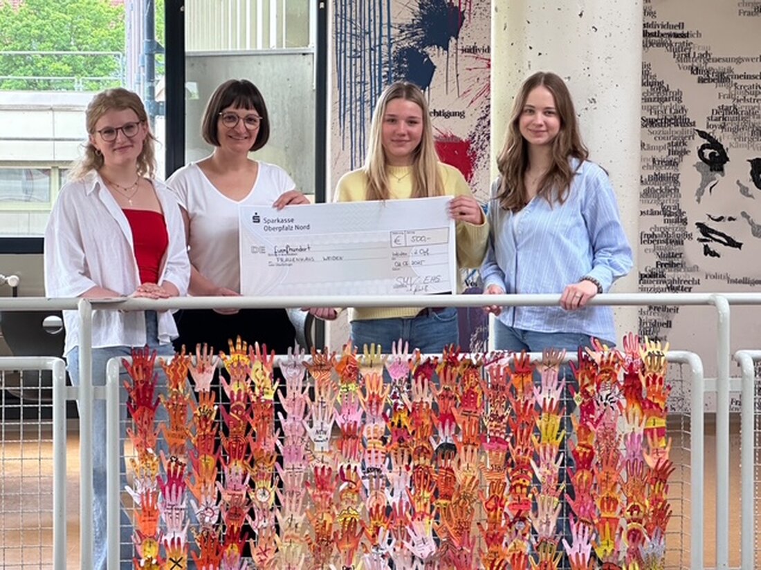 Weiden. Das Elly-Heuss-Gymnasium setzte am 25. November, dem „Orange Day“, ein Zeichen gegen Gewalt an Frauen mit Vorträgen und einem Kuchenverkauf, dessen Erlös gespendet wurde. Kunstaktionen und Diskussionen förderten das Bewusstsein und die Solidarität unter den Schülern.