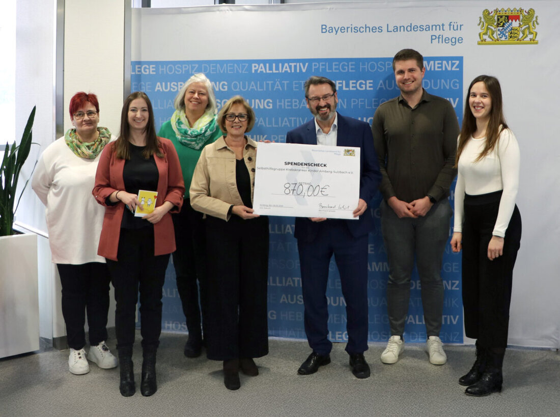Mitarbeiter des Bayerischen Landesamts für Pflege spenden 870 Euro an die "Selbsthilfegruppe Krebskranker Kinder Amberg-Sulzbach e.V.". Die Spende unterstützt Familien krebskranker Kinder bei Behandlungskosten.