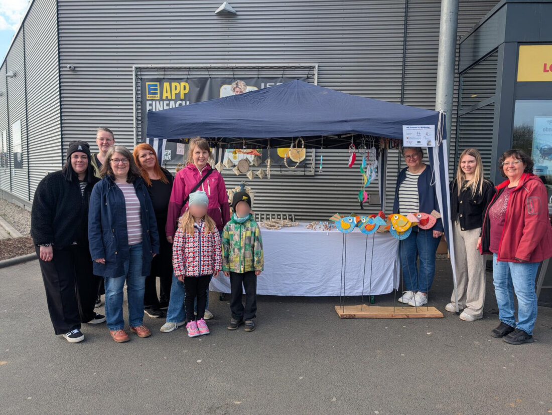 Mitterteich. Kinder und Pädagogen der AG Schule und Bildung bastelten Deko und verkauften sie am 17. April vor Edeka Legat. 1.000 € gehen an die Tafel; Gabriele Neumüller-Wölfl lädt zur Besichtigung ein.