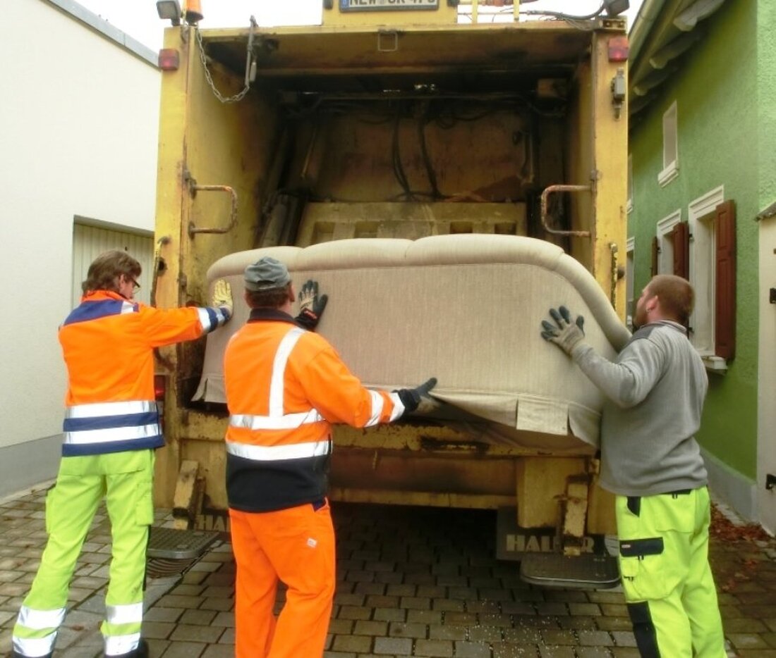 Neustadt/WN. In den 38 Gemeinden des Landkreises Neustadt/WN wird ab Anfang September bis Ende November Sperrmüll abgefahren. Die Müllwerker holen alle sperrigen Möbel und Haushaltsgeräte ab der Größe einer Kaffeemaschine ab. [&hellip;]