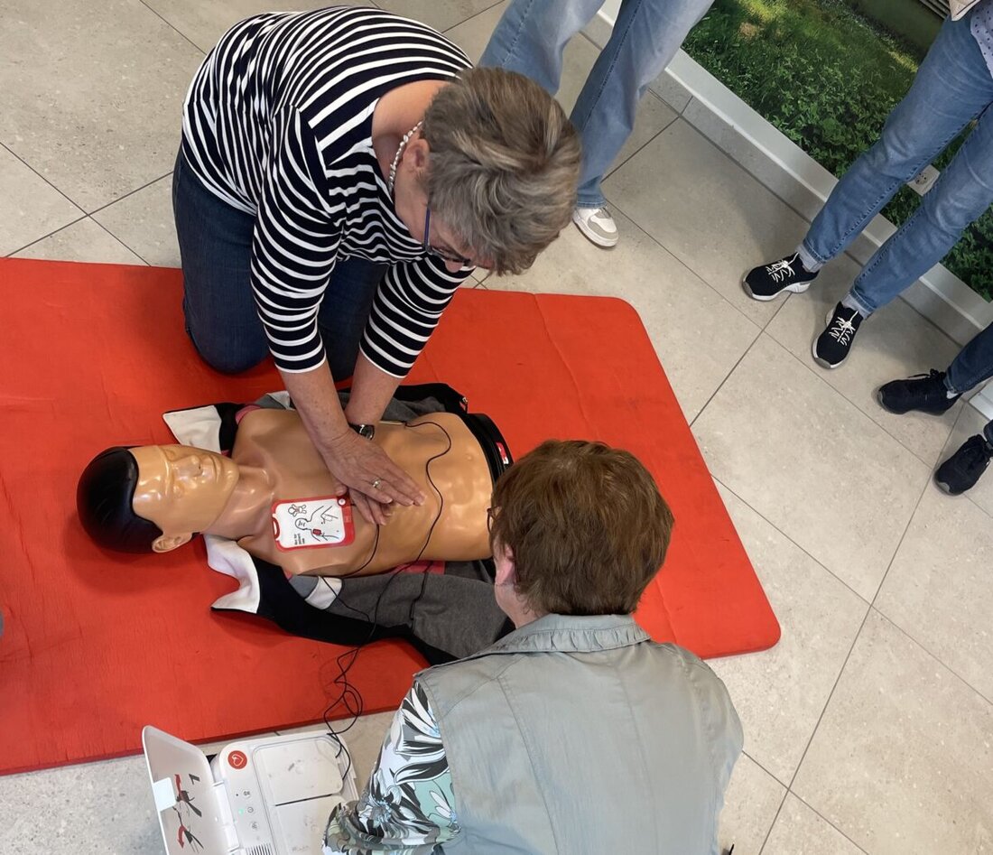 Eslarn. Ein BRK-Erste-Hilfe-Kurs gab Senioren durch praxisnahe Übungen Sicherheit für Notfälle wie Sturz, Herzinfarkt und Schlaganfall und vermittelte Reanimation und stabile Seitenlage.