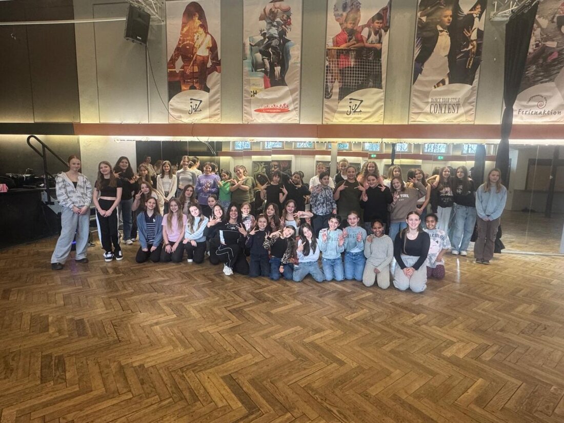 Weiden. Die Weidener Tanzgruppe hat von der Flachglasgruppe eine Spende von 10 Metern Spiegelwand erhalten, was das Training für über 45 Kinder verbessert.