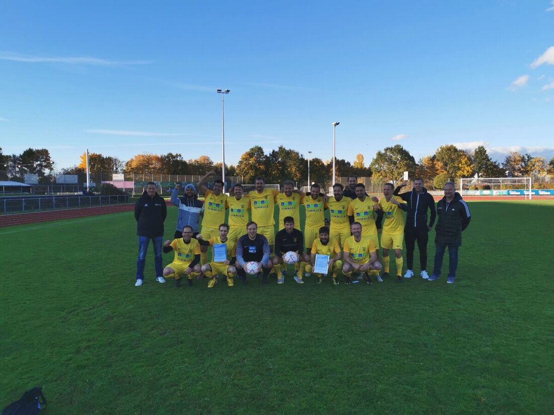 Obertraubling. Die SG BSC/VfB Regensburg ist Bezirksmeister der A-Senioren 2025. Im Dreierturnier setzte sie sich im letzten Spiel mit fünf zu eins gegen den SV Obertraubling durch. Zuvor gab es zwei Unentschieden. Bei der Siegerehrung gab es Urkunden und Bälle.