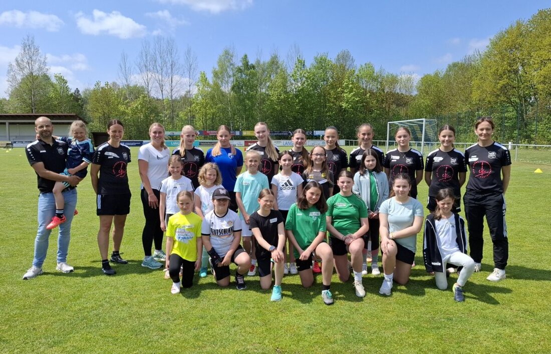 Eslarn. Der Mädchenfußball beim TSV Eslarn erlebt derzeit einen starken Aufschwung. Nachdem im September 2024 erstmals wieder ein Training für Mädchen angeboten wurde, entwickelte sich das Projekt zunächst noch etwas verhalten.