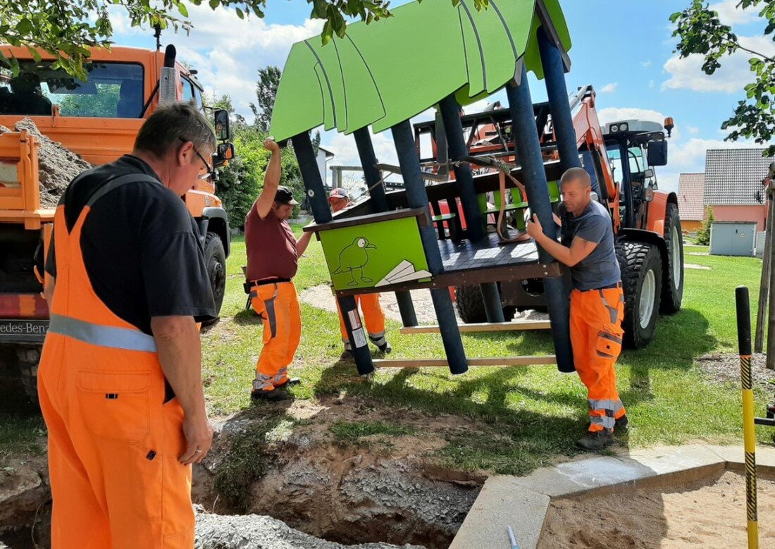 Parkstein. Auf die Spielplätze, fertig, los! Dort warten neue Geräte.  Die Mitarbeiter des Bauhofs haben neue Spielgeräte auf den Spielplätzen Parksteins installiert. Den Spielplatz “Schutzengel” bereichern zum Beispiel ein neues [&hellip;]